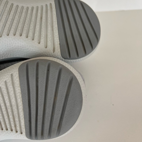 Allbirds Women's Wool Runner-up Gray with Two-Toned sole, size 8 - Picture 9 of 11